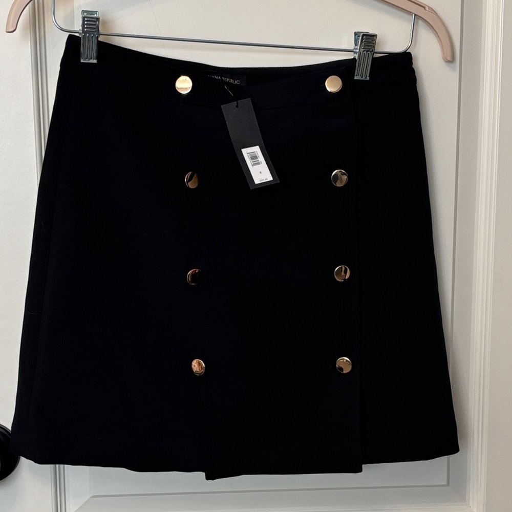 Banana Republic black skirt with gold buttons new with tag size 4. Orig $90